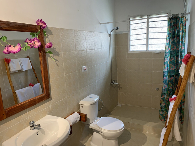 Bathroom 3, African Paradise Beach Hotel, Kusini