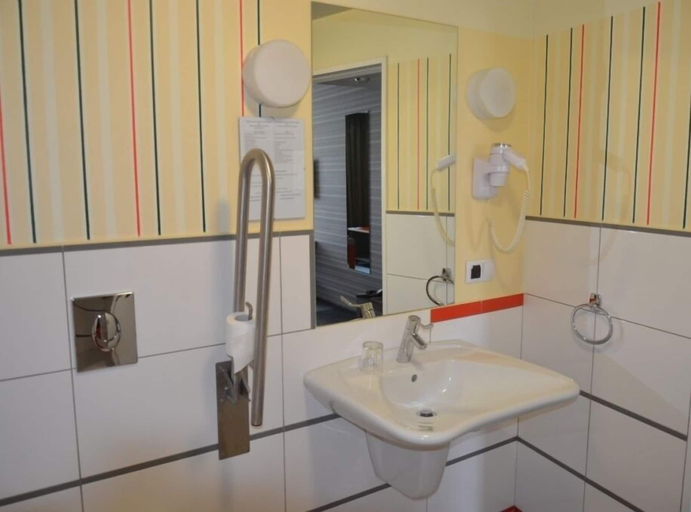 Bathroom 3, Villa Four Rooms, Kharkivs'ka