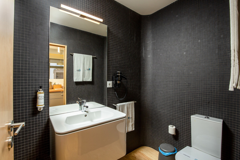 Bathroom 3, Feel Porto Codeçal Flats, Porto