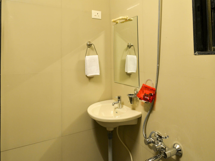 Bathroom 4, Hotel Midtown Inn, Nashik