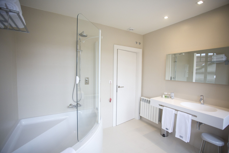 Bathroom 5, Hotel Carrís Cardenal Quevedo, Ourense
