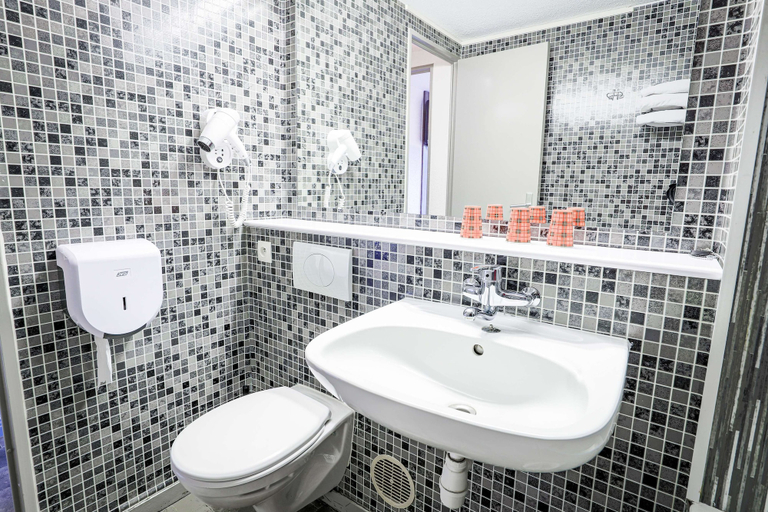 Bathroom 4, Kyriad Peronne, Somme