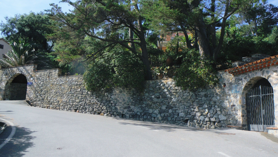 Exterior & Views 2, Lou Trelus, Var