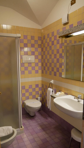 Bathroom 4, Hotel Antares, Gorizia