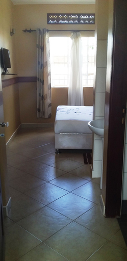 Others 5, Joden Suites, Busiiro