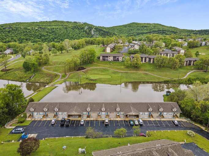 Exterior & Views 2, The Escape in Branson, Taney