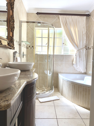 Bathroom 4, La Baruné Guest House, Mopani