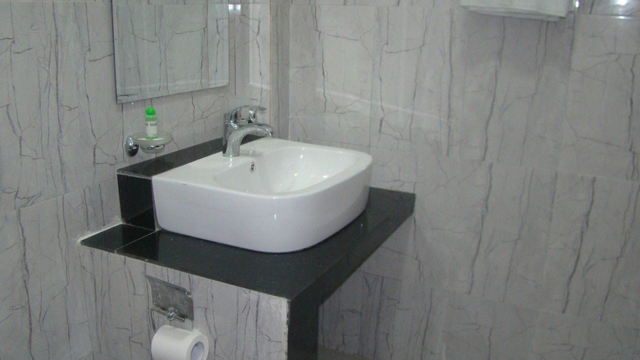 Bathroom 3, White Heart, Ella