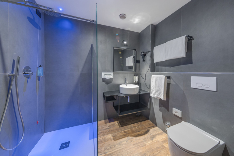 Bathroom 4, Hotel Roxy, Milano