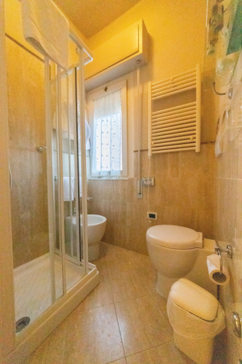Bathroom 5, Hotel Viscardo, Lucca