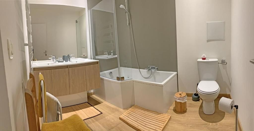 Bathroom 5, Les Tables Aux Vaches, Hérault