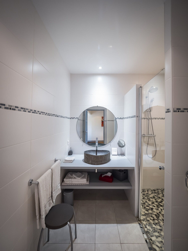 Bathroom 5, Iparra, Pyrénées-Atlantiques