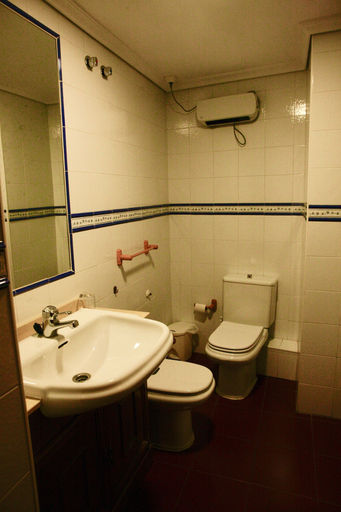 Bathroom 3, Hotel Plaza, Segovia