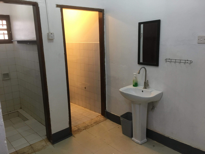 Bathroom 3, Banda Lodge, Masaka