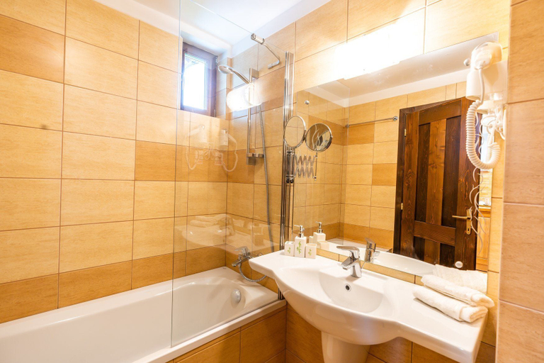 Bathroom 5, Felix Pension, Prajila