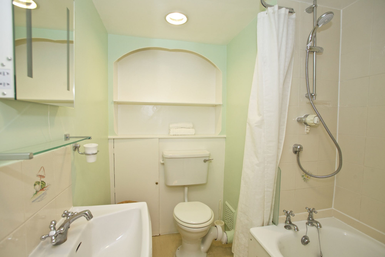 Bathroom, A Place Like Home - Two Bedroom Apartment in Knightsbridge, London