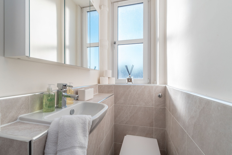 Bathroom 3, Silver Lining Charming Meadowbank Flat, Edinburgh
