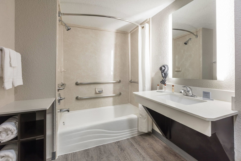 Bathroom 5, Wingate by Wyndham Dallas Love Field, Dallas