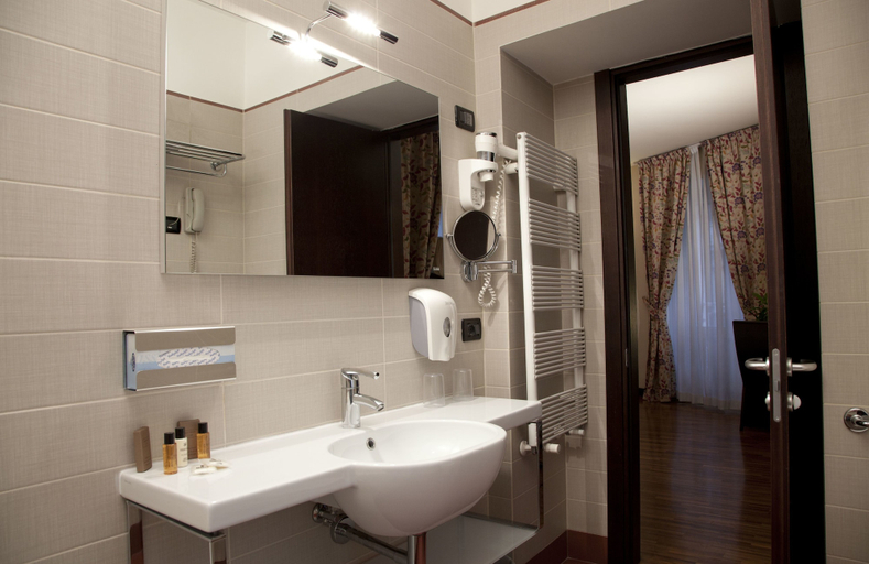 Bathroom 4, Hotel Gambrinus, Roma