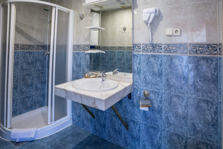 Bathroom 3, Hostal Gran Vía, Madrid