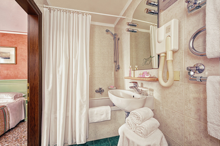Bathroom 5, Hotel Firenze, Venezia
