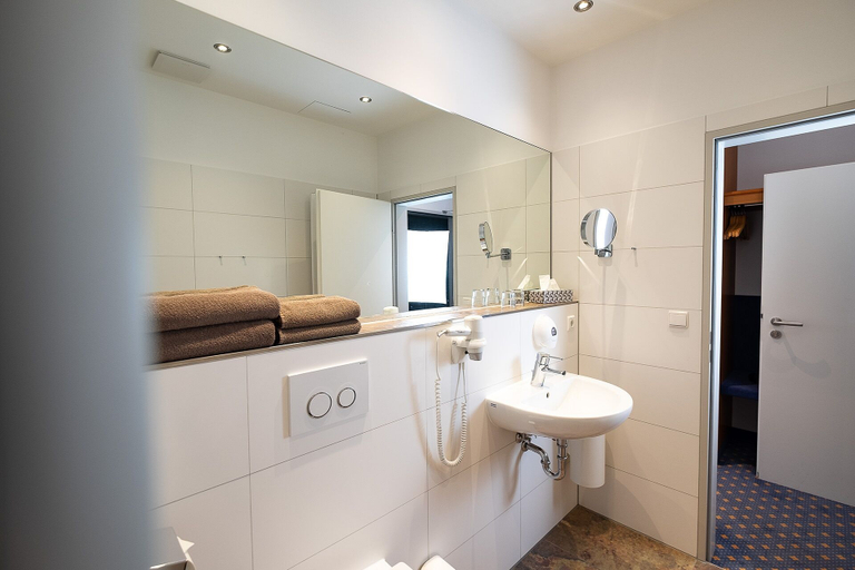 Bathroom 5, Hotel Am Steinberg, Hildesheim