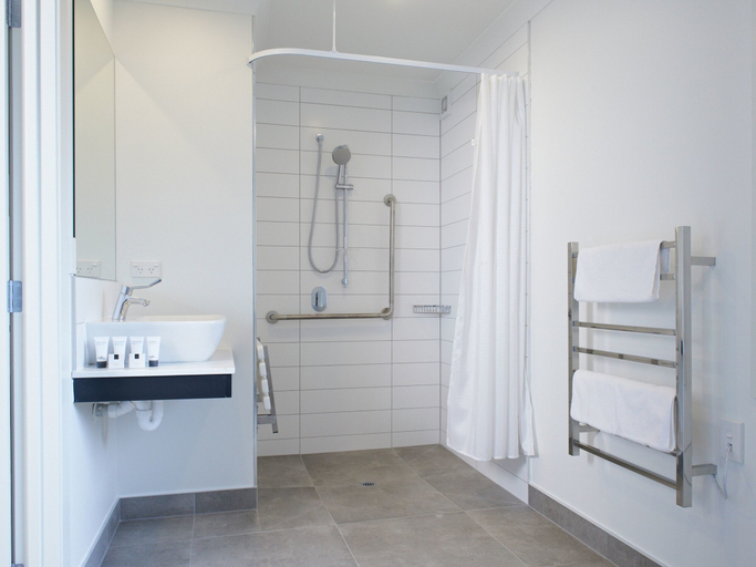 Bathroom 3, Kelly Rd Cambridge Lodge, Waipa
