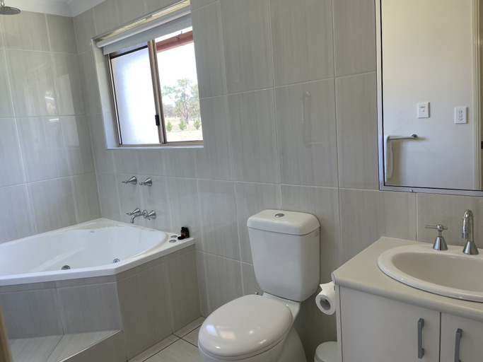 Bathroom 4, Crows Nest Motel, Crow's Nest - Pt B