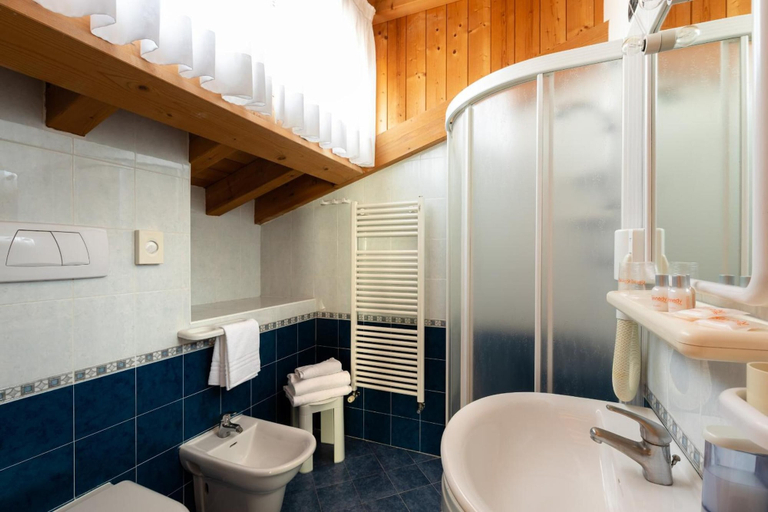 Bathroom 4, Hotel Kennedy, Venezia
