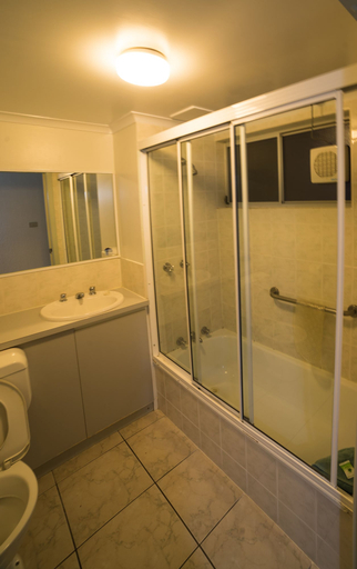 Bathroom 5, Shearwater Resort, Latrobe - Pt A