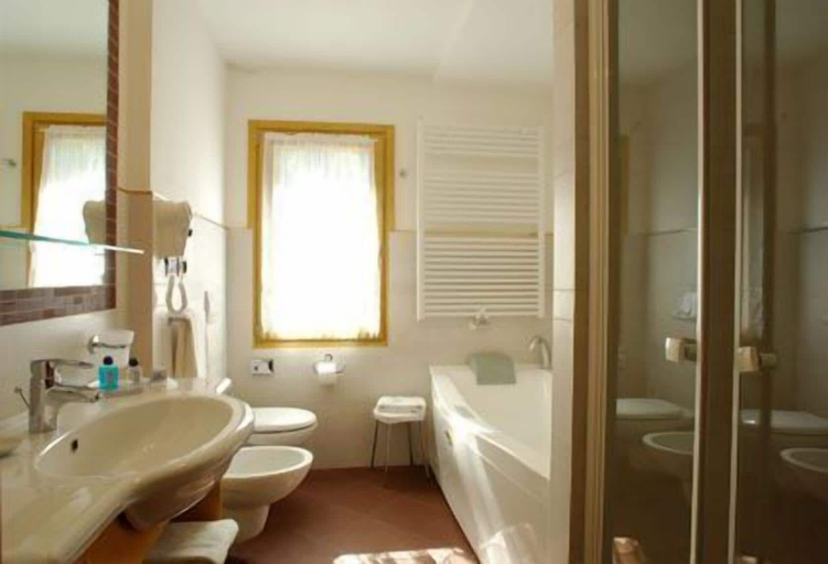 Bathroom 3, AlpHotel Taller, Trento