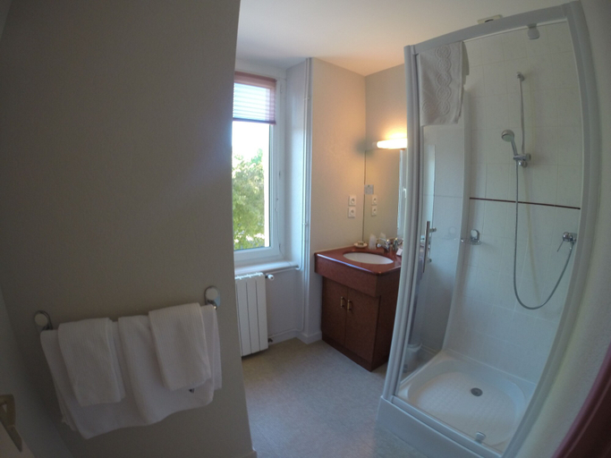 Bathroom 5, Aviation Hotel, Puy-de-Dôme