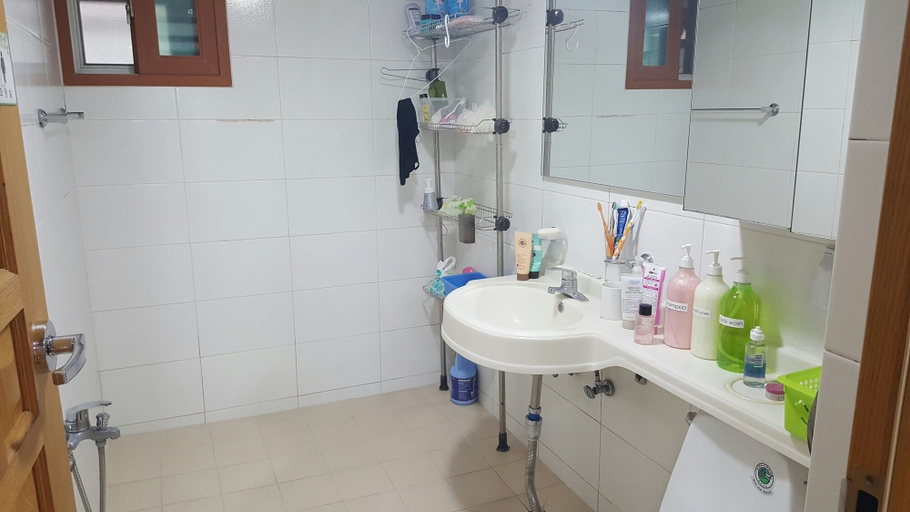 Bathroom 3, Happy Tree Guesthouse - Hostel, Mapo