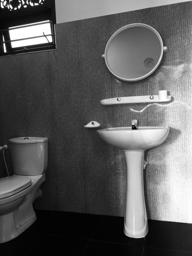 Bathroom 3, Hot Tuna, Weligama