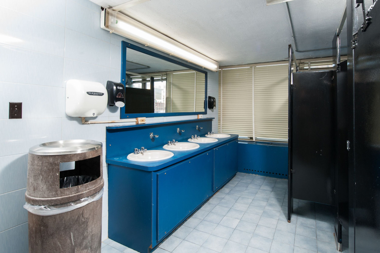 Bathroom 4, New York City Summer Dorms - Hostel, New York