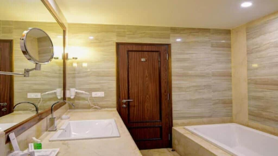 Bathroom 5, Hotel Chanakya, Patna