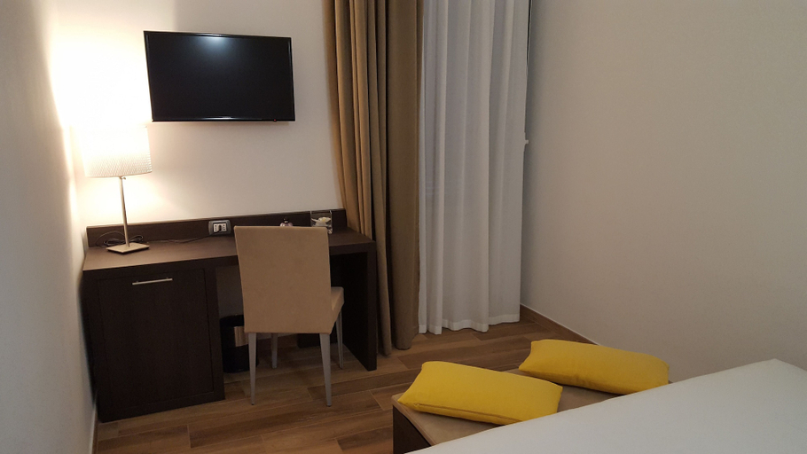 Bedroom 5, Una Finestra su Monti, Roma