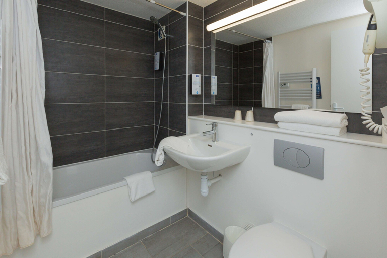 Bathroom 4, Kyriad Chantilly Sud - Luzarches, Val-d'Oise