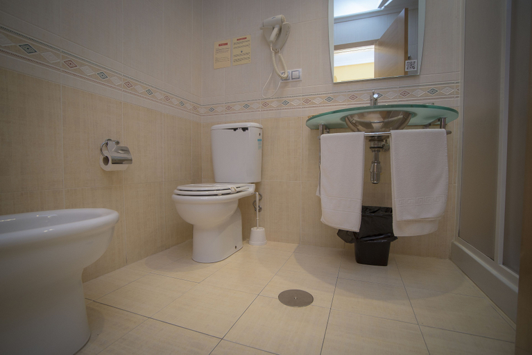 Bathroom 4, Aparthotel Arenteiro, Ourense