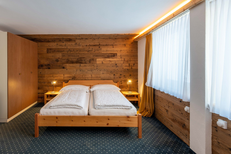 Bedroom 4, Hotel Grischuna, Albula