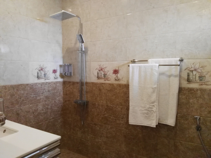 Bathroom 3, Hotel Akashayaam, Negombo