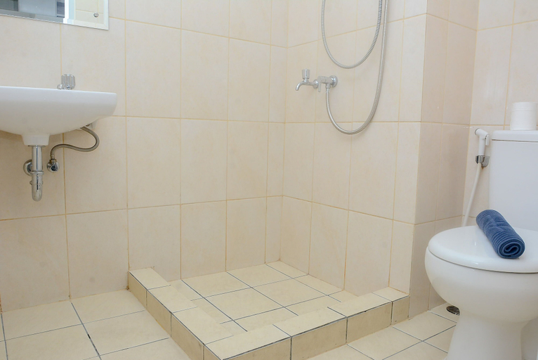 Bathroom 3, Simply Studio at Springlake Summarecon Apartment, Bekasi