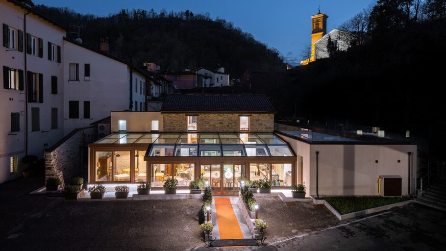 Exterior & Views