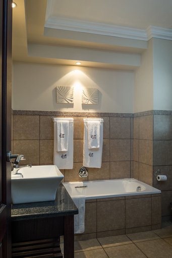 Bathroom 4, Villa Bali Luxury Guest House, Mangaung
