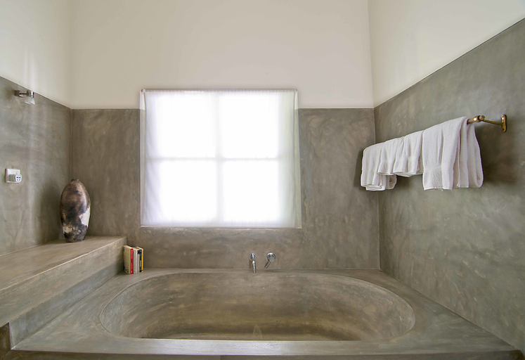 Deep soaking bathtub, Suriyawatta, Weligama