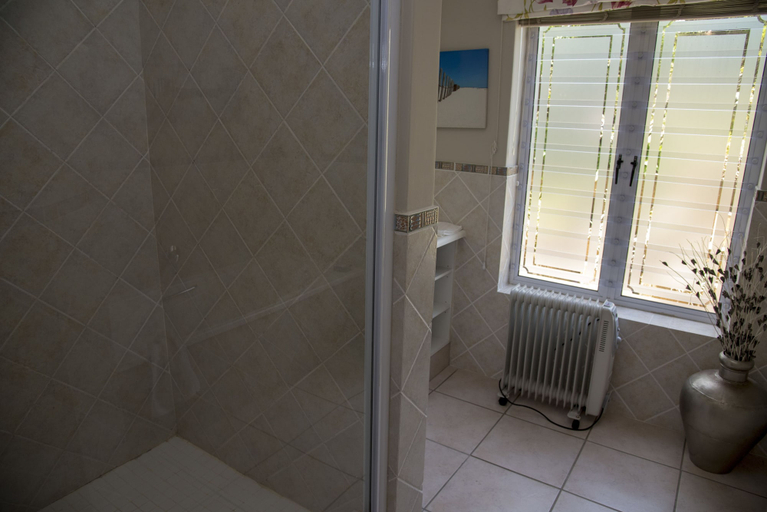 Bathroom 3, 20 Dunnage, Eden