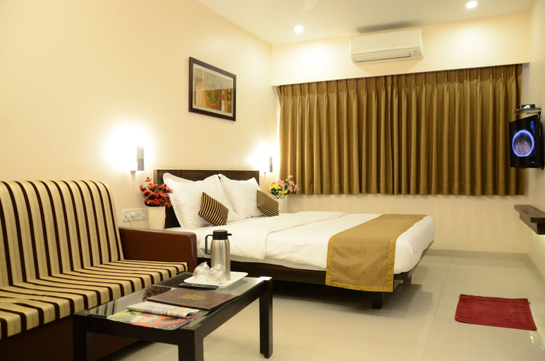 Bedroom 3, Hotel Sunny International, Satara
