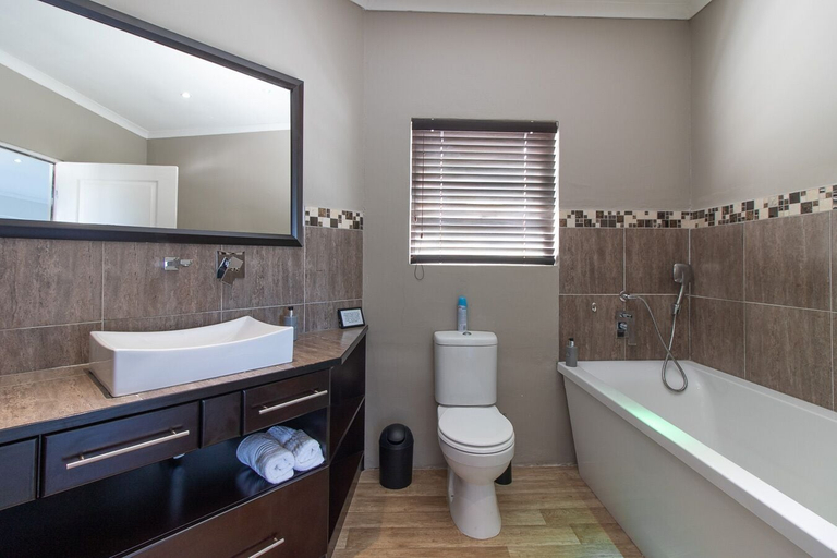Bathroom 4, Dockside Guest House, Cacadu