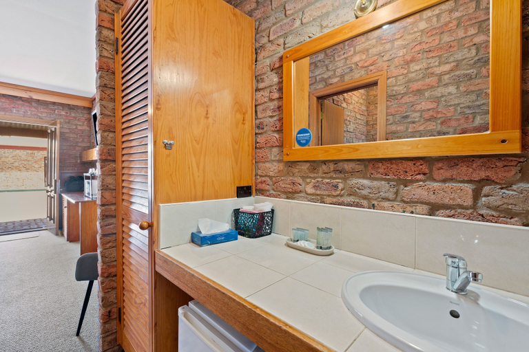 Bathroom 3, The Settlement Historic Hotel, Campaspe - Echuca