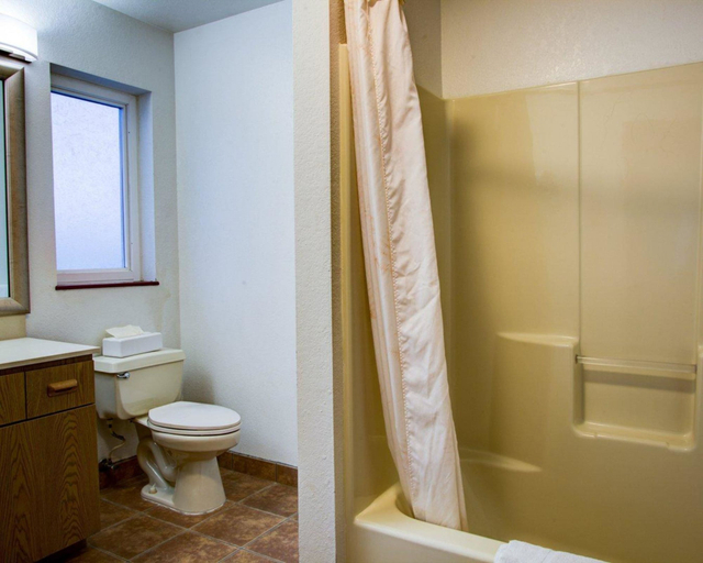 Bathroom 3, Quality Inn Florence, OR, Lane